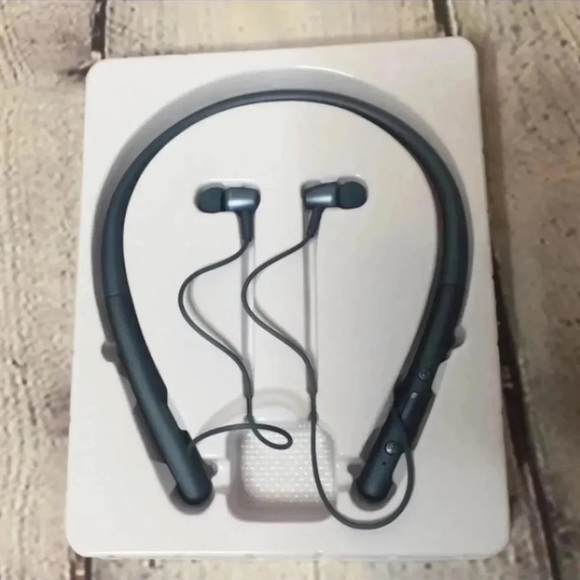 Wireless Bluetooth Headphones - Picture 2 of 3